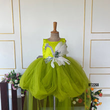 Load image into Gallery viewer, BT2268 Graceful Swan Princess Dress – A Magical Look for Your Little Star! ✨💚