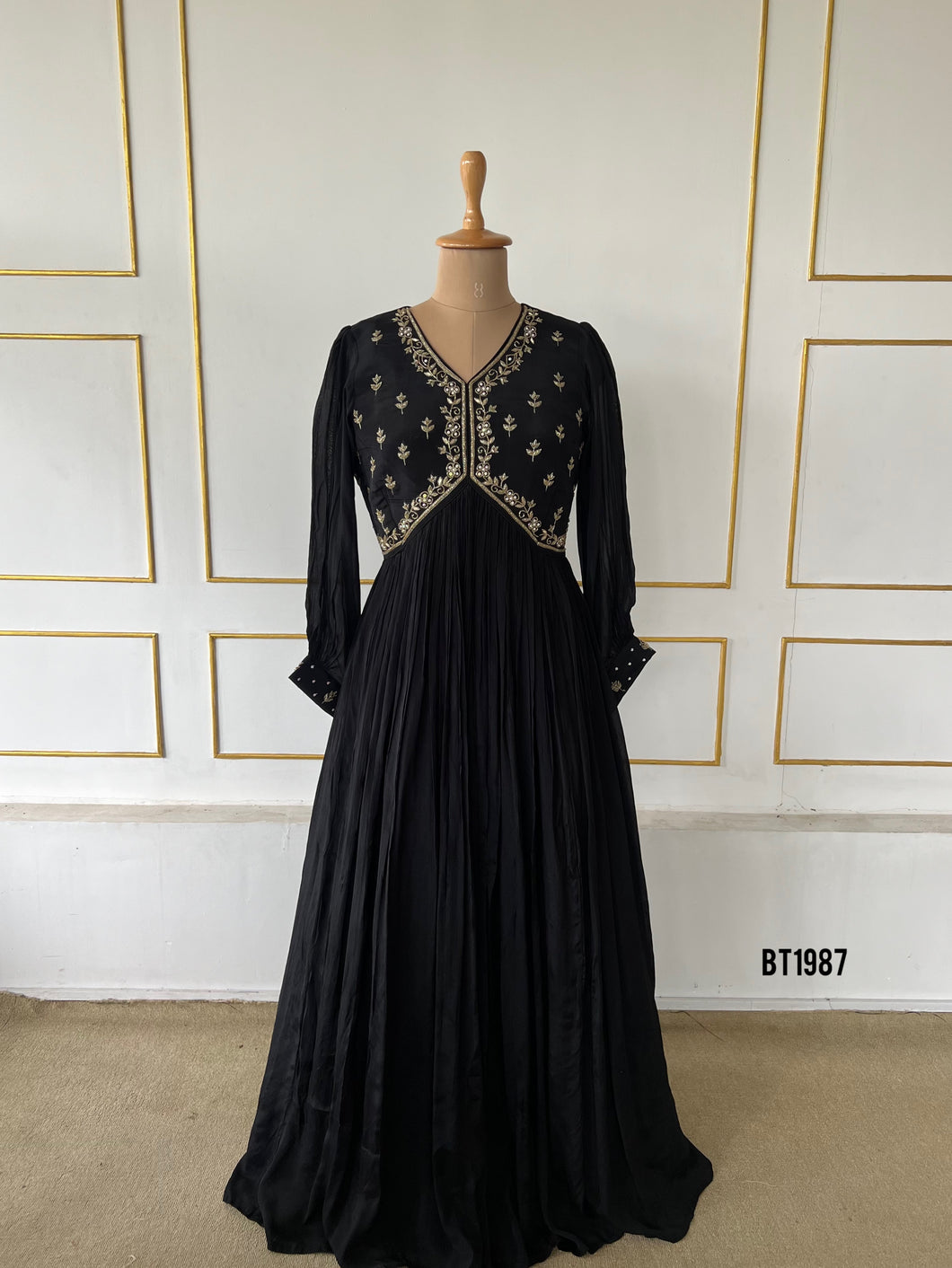 BT1987 Elegant Black Beauty: Timeless Charm for Every Celebration