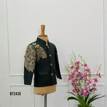 Load image into Gallery viewer, BT2435 Designer Baby Boy Black Blazer with Heavy Hand Lion Embroidery
