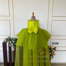 Load image into Gallery viewer, BT2268 Graceful Swan Princess Dress – A Magical Look for Your Little Star! ✨💚
