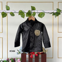 Load image into Gallery viewer, BT2404 Black Father-Son Matching Shirts with Golden Lion Embroidery – Premium Twinning Outfit for Weddings &amp; Parties
