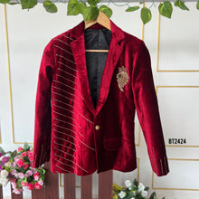 Load image into Gallery viewer, Bt2424 Boys Maroon Velvet Blazer with Golden Lion Crest – Party &amp; Wedding Outfit
