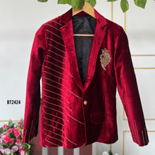 Load image into Gallery viewer, Bt2424 Boys Maroon Velvet Blazer with Golden Lion Crest – Party &amp; Wedding Outfit
